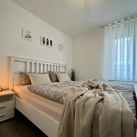 Kaiser Apartment: Retreat With Balcony